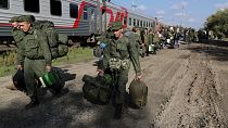 مجندون روس يسيرون لركوب قطار في محطة سكة حديد في برودبوي، منطقة فولغوغراد الروسية، 29 سبتمبر ، 2022.