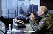 Владимир Путин на военных учениях в 2002 году. Архивное фото.