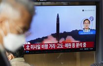 Télévision installée dans une gare de Séoul diffusant, le 3 novembre 2022, les informations faisant état de nouveaux tirs de missiles nord-coréens