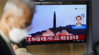 Télévision installée dans une gare de Séoul diffusant, le 3 novembre 2022, les informations faisant état de nouveaux tirs de missiles nord-coréens