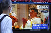 La tv informa del lanzamiento de misiles norcoreanos en Tokio, Japón 3/11/2022