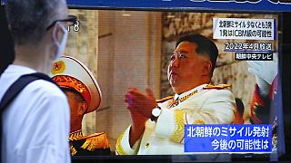 La tv informa del lanzamiento de misiles norcoreanos en Tokio, Japón 3/11/2022