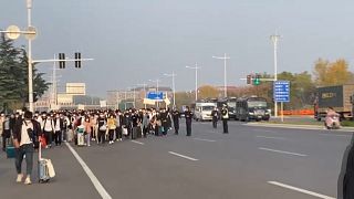 Los trabajadores de Foxconn intentan huir del confinamiento del distrito de Zhengzhou, China