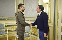 El presidente de Ucrania, Volodímir Zelenski, recibe al ministro de Exteriores de España, José Manuel Albares, en Kiev (Ucrania).