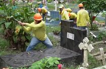 El Gobierno de El Salvador envia a los reclusos a los cementerios para destruir las tumbas de los miembros de las pandillas.