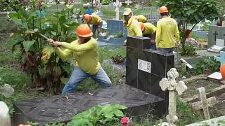 El Gobierno de El Salvador envia a los reclusos a los cementerios para destruir las tumbas de los miembros de las pandillas.