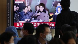 Menschen im südkoreanischen Seoul betrachten einen Bildschirm, auf dem der nordkoreanische Machthaber Kim Jong Un zu sehen ist.