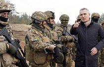 Jens Stoltenberg NATO-főtitkár szlovák katonákkal, Lettországban