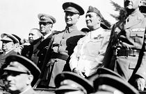 El general Queipo de Llano, tercero por la derecha, con el embajador italiano en la Zona Franca, el conde Viola di Campalto, segundo por la derecha, el 20 de octubre de 1938..