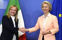 Giorgia Meloni (à gauche) serre la main à la présidente de la Commission européenne, Ursula von der Leyen à Bruxelles, le 3 novembre 2022.