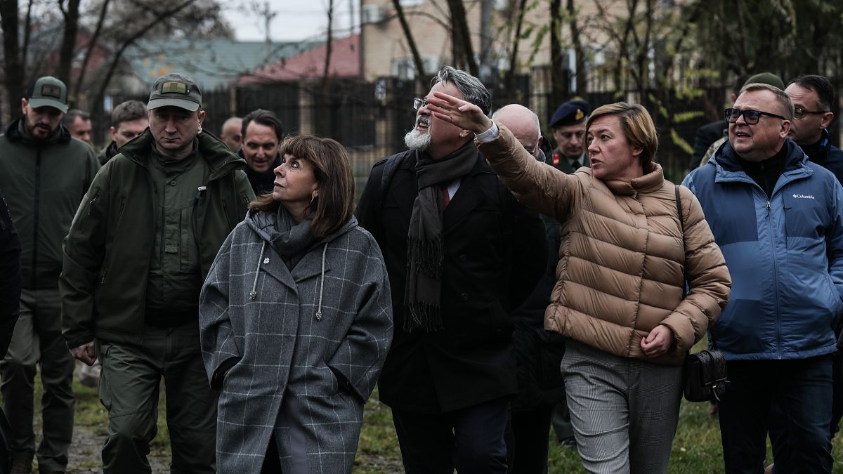 Η Κατερίνα Σακελλαροπούλου περιηγείται σε βομβαρδισμένες περιοχές της Ουκρανίας