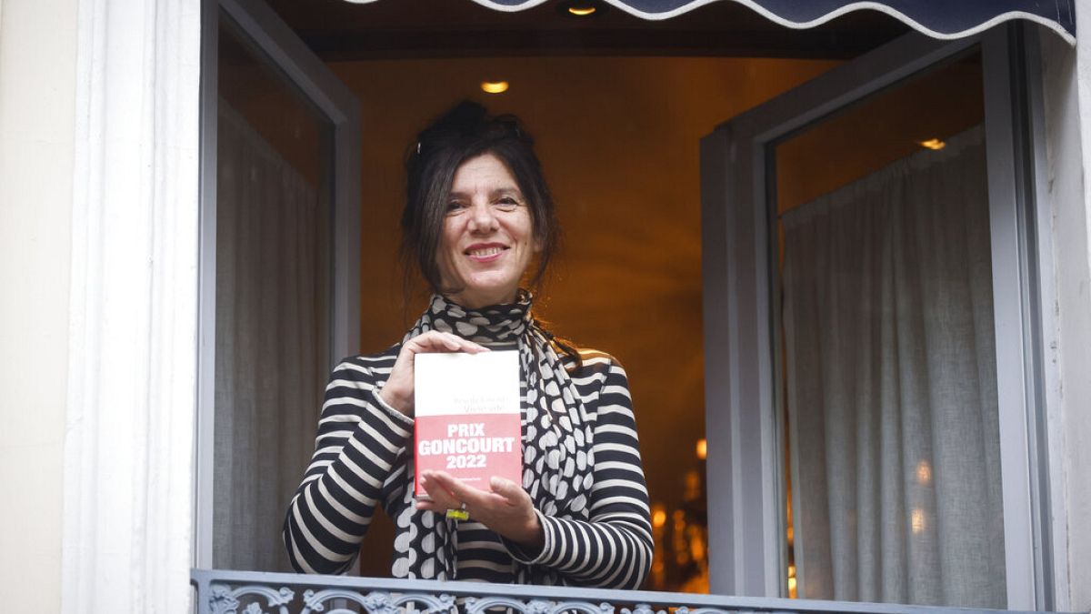 Brigitte Giraud díjnyertes regényével a díjátadó után a Drouant étterem erkélyén