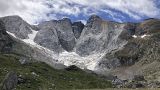 Le glacier du Petit Vignemale, à gauche, et des Oulettes, à droite dans la chaîne de montagnes pyrénéennes en 2020.
