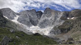 Le glacier du Petit Vignemale, à gauche, et des Oulettes, à droite dans la chaîne de montagnes pyrénéennes en 2020.