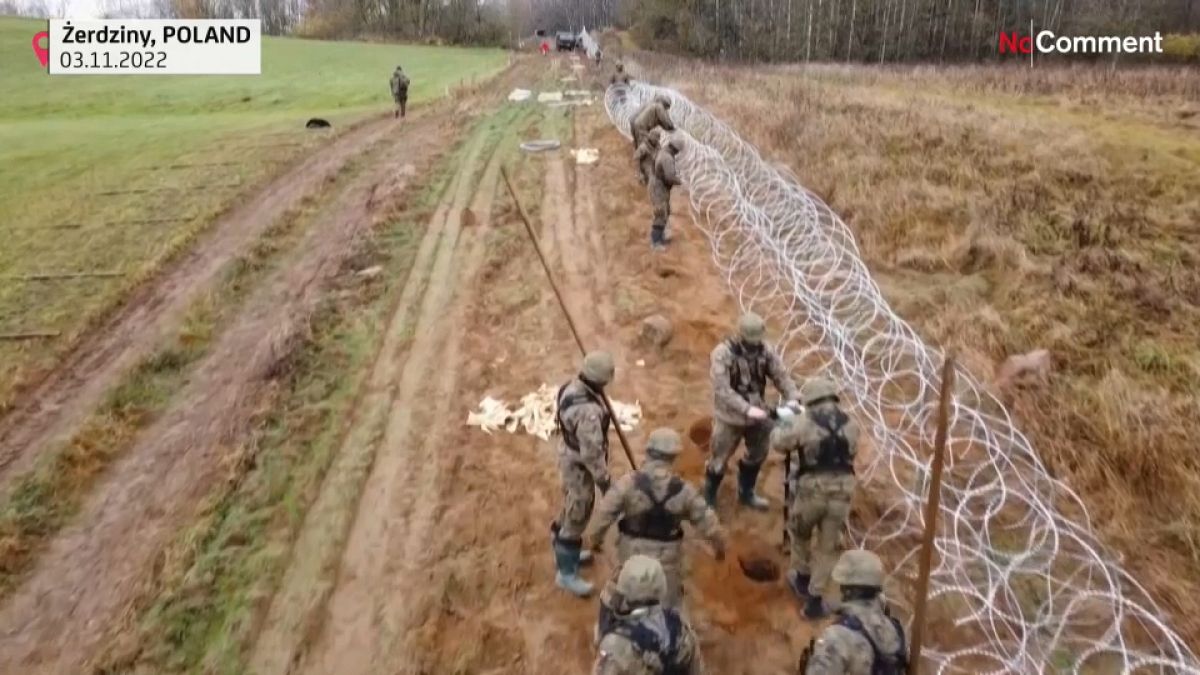 Polish troops set up the barrier on the Russian border 