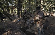  Des militaires ukrainiens vérifient les tranchées creusées par les soldats russes dans une zone reprise dans la région de Kherson, en Ukraine, le 12 octobre 2022.