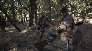  Des militaires ukrainiens vérifient les tranchées creusées par les soldats russes dans une zone reprise dans la région de Kherson, en Ukraine, le 12 octobre 2022.