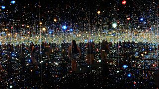 Zwei Spiegelräume der japanischen Künstlerin Yayoi Kusama laden in London zum Träumen ein.