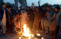 أنصار عمران خان يحرقون الإطارات ويغلقون طريقًا خلال احتجاج لإدانة حادث إطلاق النار