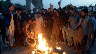 أنصار عمران خان يحرقون الإطارات ويغلقون طريقًا خلال احتجاج لإدانة حادث إطلاق النار