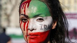 Arca kifestésével fejezi ki szolidaritását az iráni tiltakozók mellett egy nő egy római demonstráción 2022. október 29-én 