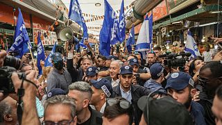 Benjámin Netanjahu a tel-avivi Hatikva piacon kampányol három nappal a választások előtt