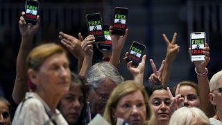 هواداران جو بایدن در یک گردهمایی انتخاباتی با بالا بردن تلفن‌های همراه خود نوشته «ایران را آزاد کنید» نشان دادند