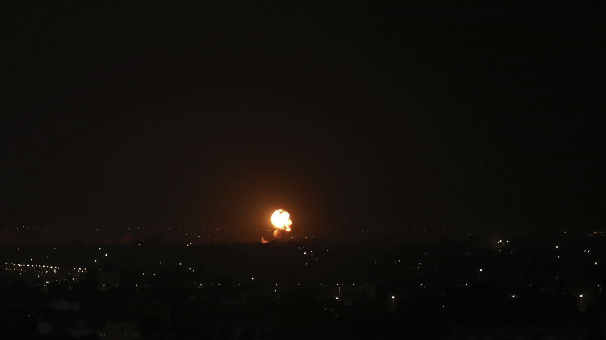 انفجار ناجم عن غارات جوية إسرائيلية على مدينة غزة يوم الجمعة 