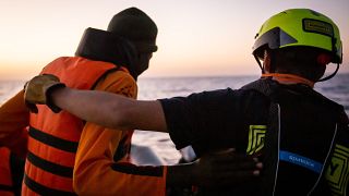 Un'operazione di salvataggio condotta nel Mediterraneo dalla ONG tedesca SOS Humanity
