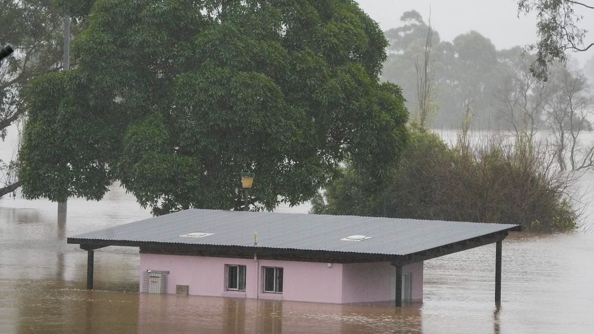 مبنى مغمور بالمياه إثر الفيضانات التي تشهدها البلاد 