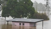 مبنى مغمور بالمياه إثر الفيضانات التي تشهدها البلاد