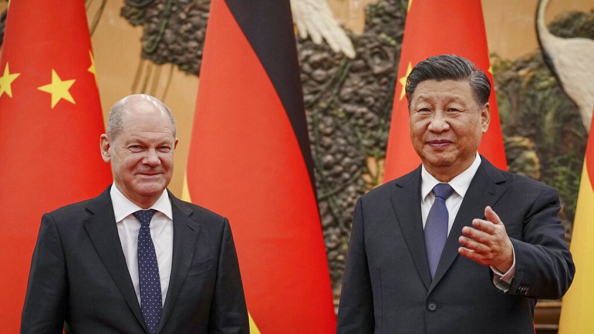 FILE - Канцлер Германии Олаф Шольц (слева) встречается с председателем КНР Си Цзиньпином в Большом народном зале в Пекине, Китай, в пятницу, 4 ноября 2022 года.