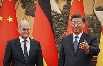 Almanya Başbakanı Olaf Scholz (sol), Çin Devlet Başkanı Şi Cinping