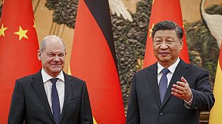 Almanya Başbakanı Olaf Scholz (sol), Çin Devlet Başkanı Şi Cinping 