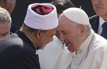 البابا فرنسيس وأحمد الطيب إمام الأزهر في الجلسة الختامية لمنتدى البحرين