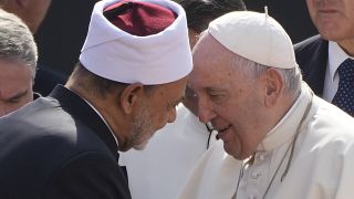 البابا فرنسيس وأحمد الطيب إمام الأزهر في الجلسة الختامية لمنتدى البحرين