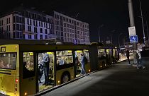 Csak a buszban van fény, az utcák sötétek Kijevben