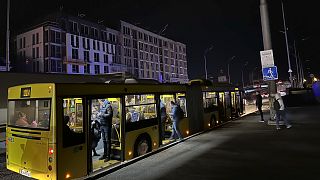 Csak a buszban van fény, az utcák sötétek Kijevben