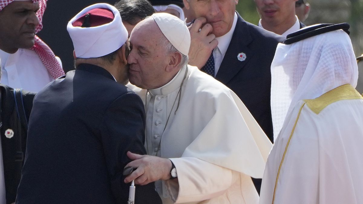 Der Papst begrüßt den Großimam Ahmed El-Tayeb