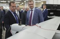 Dimitri Medwedew (links) am 14.10.22 beim Besuch einer Drohenfabrik in St. Petersburg