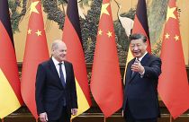 En esta foto publicada por la Agencia de Noticias Xinhua, el presidente chino Xi Jinping se reúne con el canciller alemán Olaf Scholz en el Gran Salón del Pueblo en Pekín.