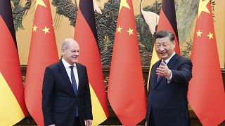 En esta foto publicada por la Agencia de Noticias Xinhua, el presidente chino Xi Jinping se reúne con el canciller alemán Olaf Scholz en el Gran Salón del Pueblo en Pekín.