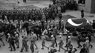 20 Kasım 1938'de Mustafa Kemal Atatürk'ün naaşı Ankara İstasyonu'nda özel trenden alınarak, meclise götürülmek üzere top arabasına konuldu. (Arşiv)