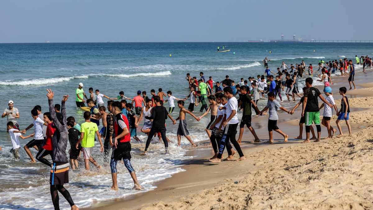 Fast 1000 Mädchen und Jungen beteiligten sich an dem Rekordversuch in Gaza
