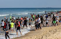 أطفال غزة يمارسون السباحة على شاطئ القطاع
