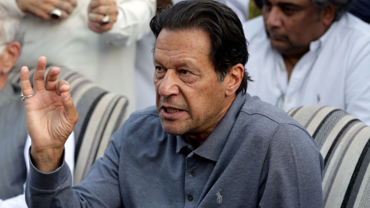رئيس الوزراء الباكستاني السابق عمران خان يتهم رئيس الوزراء الحالي شهباز شريف بالتخطيط لمحاولة اغتيال فاشلة أسفرت عن إصابته، 4 نوفمبر 2022.