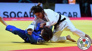 La campeona europea francesa Boukli combate con Tynbayeva de Kazajistán