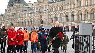 Президент РФ Владимир Путин возлагает цветы  к памятнику Минину и Пожарскому на Красной площади в Москве в День народного единства 4 ноября 2022 г.