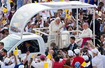 El papa Francisco llegando este sábado al Estadio Nacional de Baréin en Riffa.