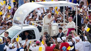 Le pape François arrive pour célébrer la messe au stade national de Bahreïn à Riffa, Bahreïn, samedi 5 novembre 2022.